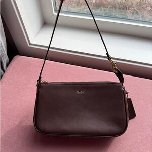Coach plaza 22 in maple